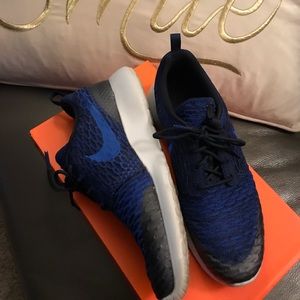 Nike Roshe One Flyknit - Women’s size 8.5